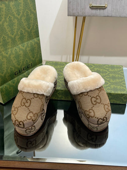 GUCCI MOLLY MULE IN CAMEL BROWN MONOGRAM JACQUARD FABRIC AND SHEARLING LINING