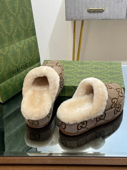 GUCCI MOLLY MULE IN CAMEL BROWN MONOGRAM JACQUARD FABRIC AND SHEARLING LINING