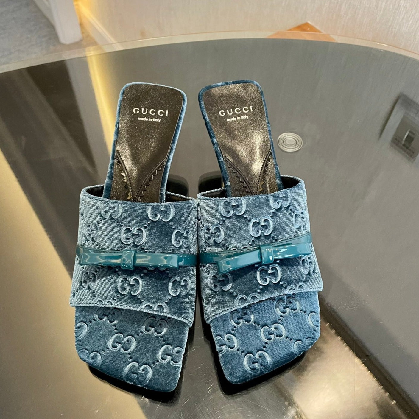 GUCCI VELVET HIGH HEEL SANDALS WITH BEAUTIFUL LOGO DETAILS BLUE SKY