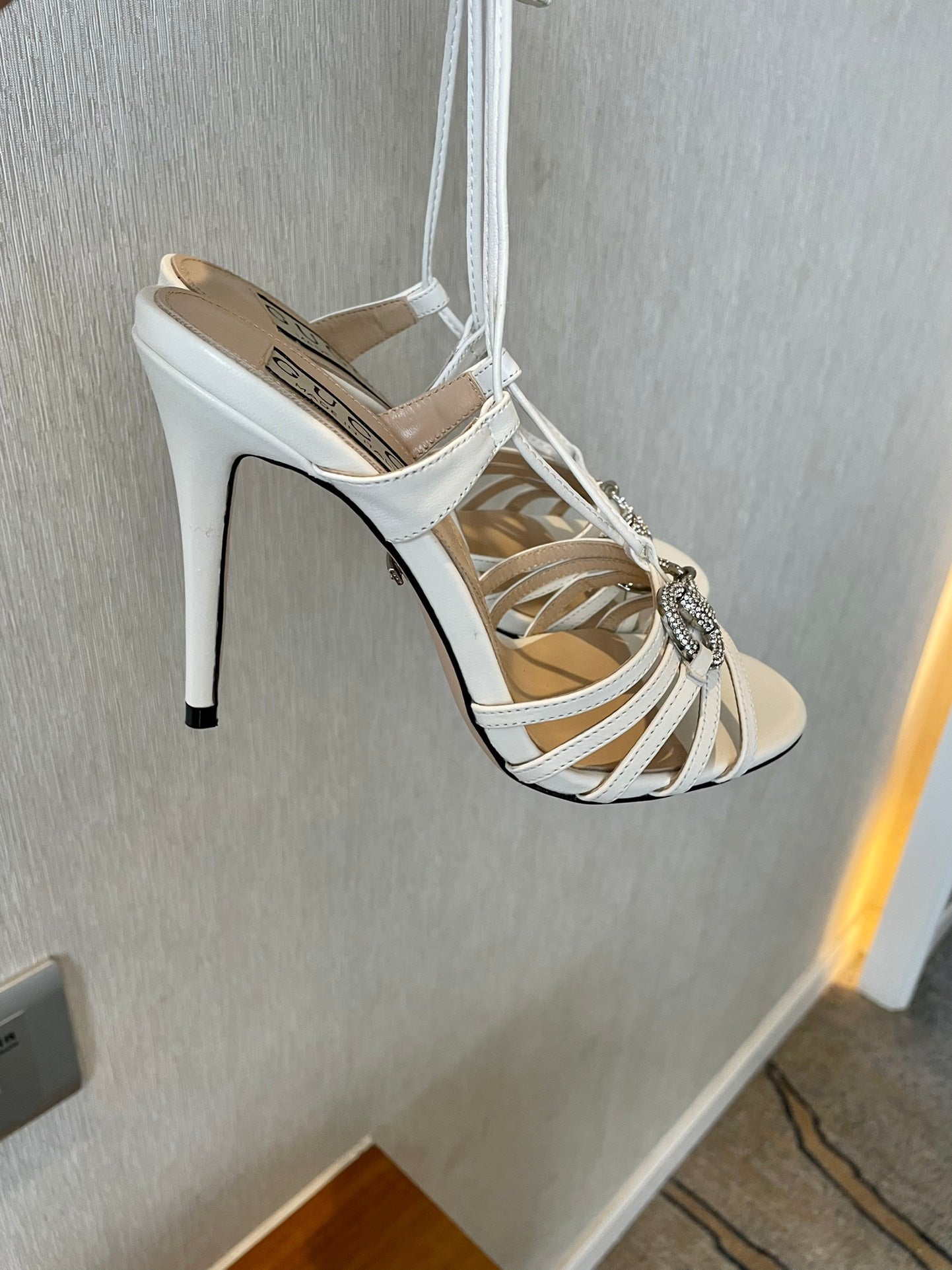 GUCCI CRYSTAL HORSEBIT SANDAL CREAMY WHITE LAMBSKIN
