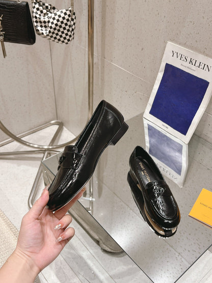 LOUIS VUITTON SOHO FLAT LOAFER IN BLACK GLOSSY CALFSKIN