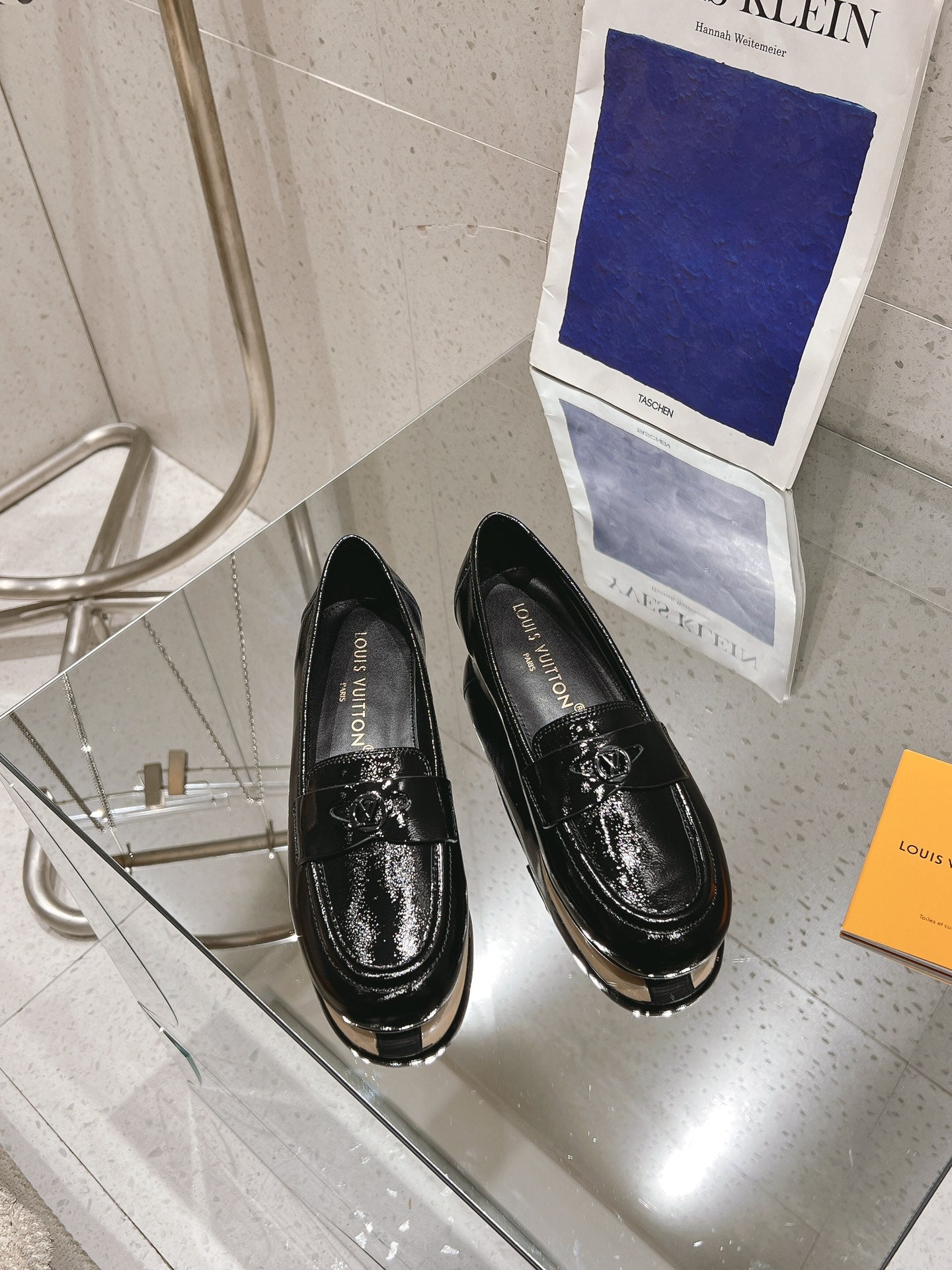 LOUIS VUITTON SOHO FLAT LOAFER IN BLACK GLOSSY CALFSKIN