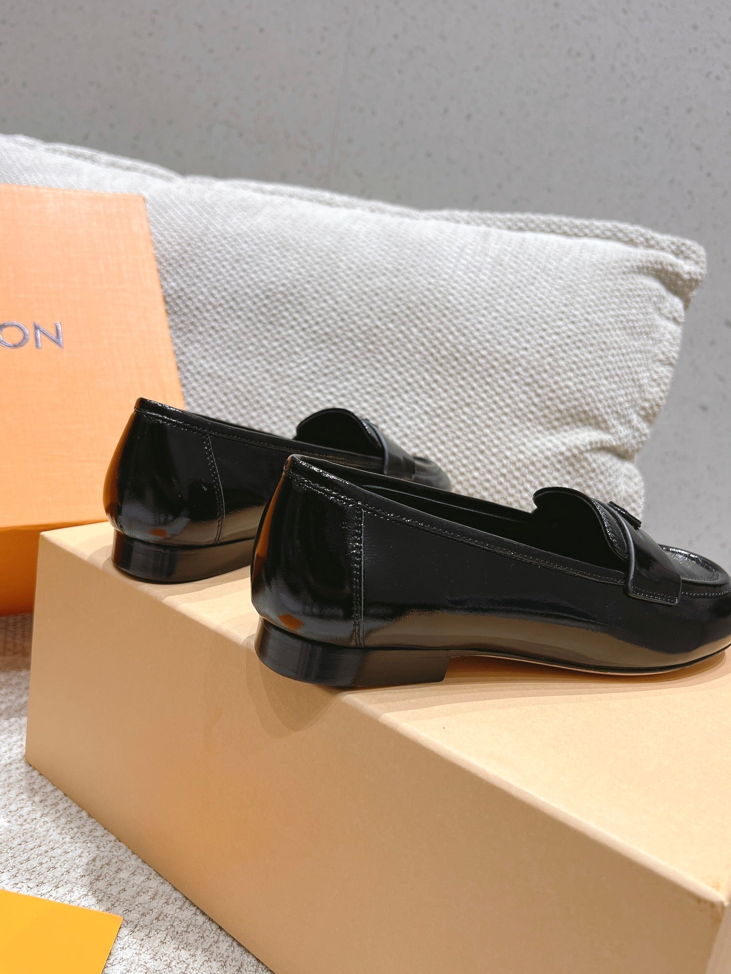 LOUIS VUITTON SOHO FLAT LOAFER IN BLACK GLOSSY CALFSKIN