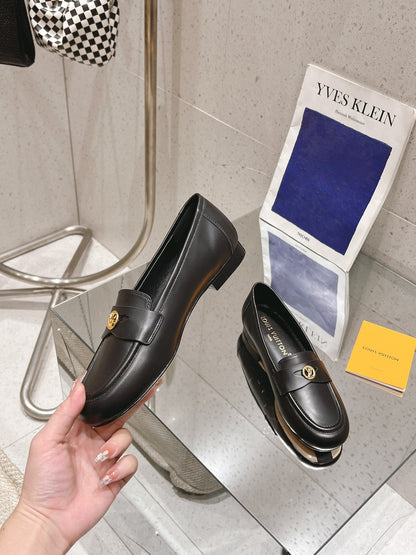 LOUIS VUITTON SOHO FLAT LOAFER IN BLACK CALFSKIN
