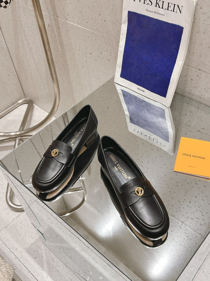 LOUIS VUITTON SOHO FLAT LOAFER IN BLACK CALFSKIN