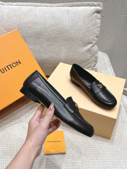 LOUIS VUITTON SOHO FLAT LOAFER IN BLACK CALFSKIN