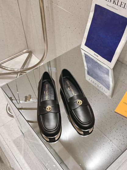 LOUIS VUITTON SOHO FLAT LOAFER IN BLACK CALFSKIN