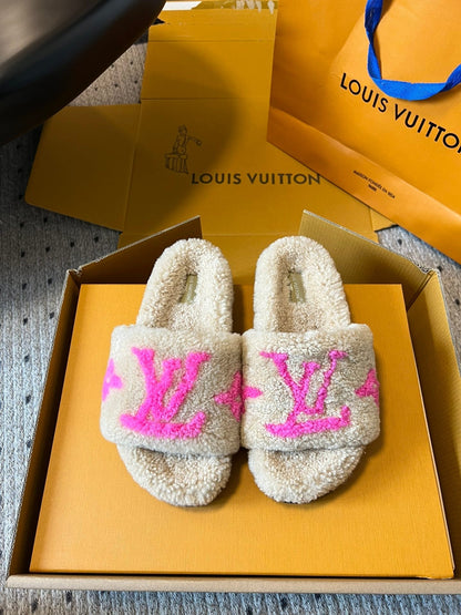 LOUIS VUITTON SLIPPER IN CAMEL BEIGE FLEECE WITH BRIGHT PINK LOGO