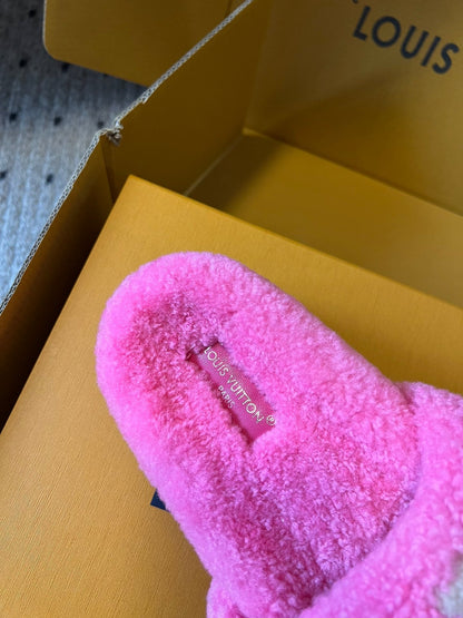 LOUIS VUITTON SLIPPER IN BRIGHT PINK FLEECE WITH CAMEL BEIGE LOGO