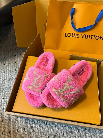 LOUIS VUITTON SLIPPER IN BRIGHT PINK FLEECE WITH CAMEL BEIGE LOGO