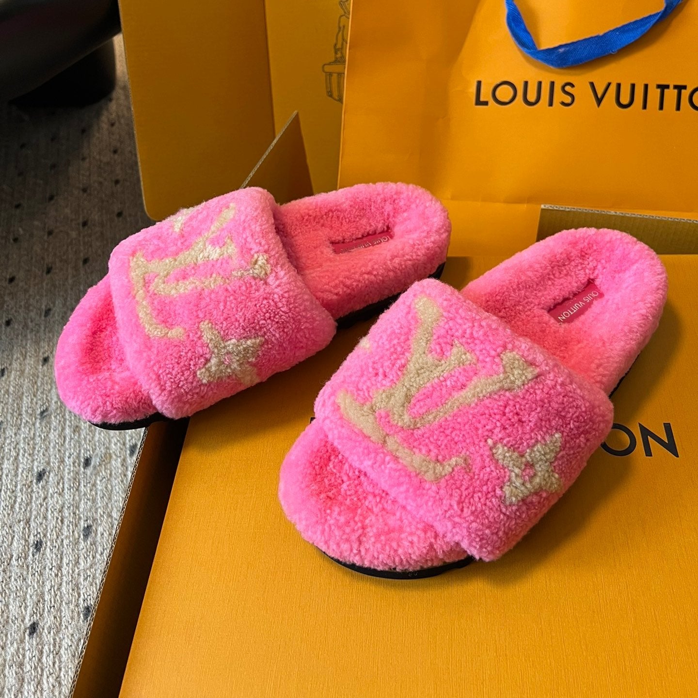LOUIS VUITTON SLIPPER IN BRIGHT PINK FLEECE WITH CAMEL BEIGE LOGO