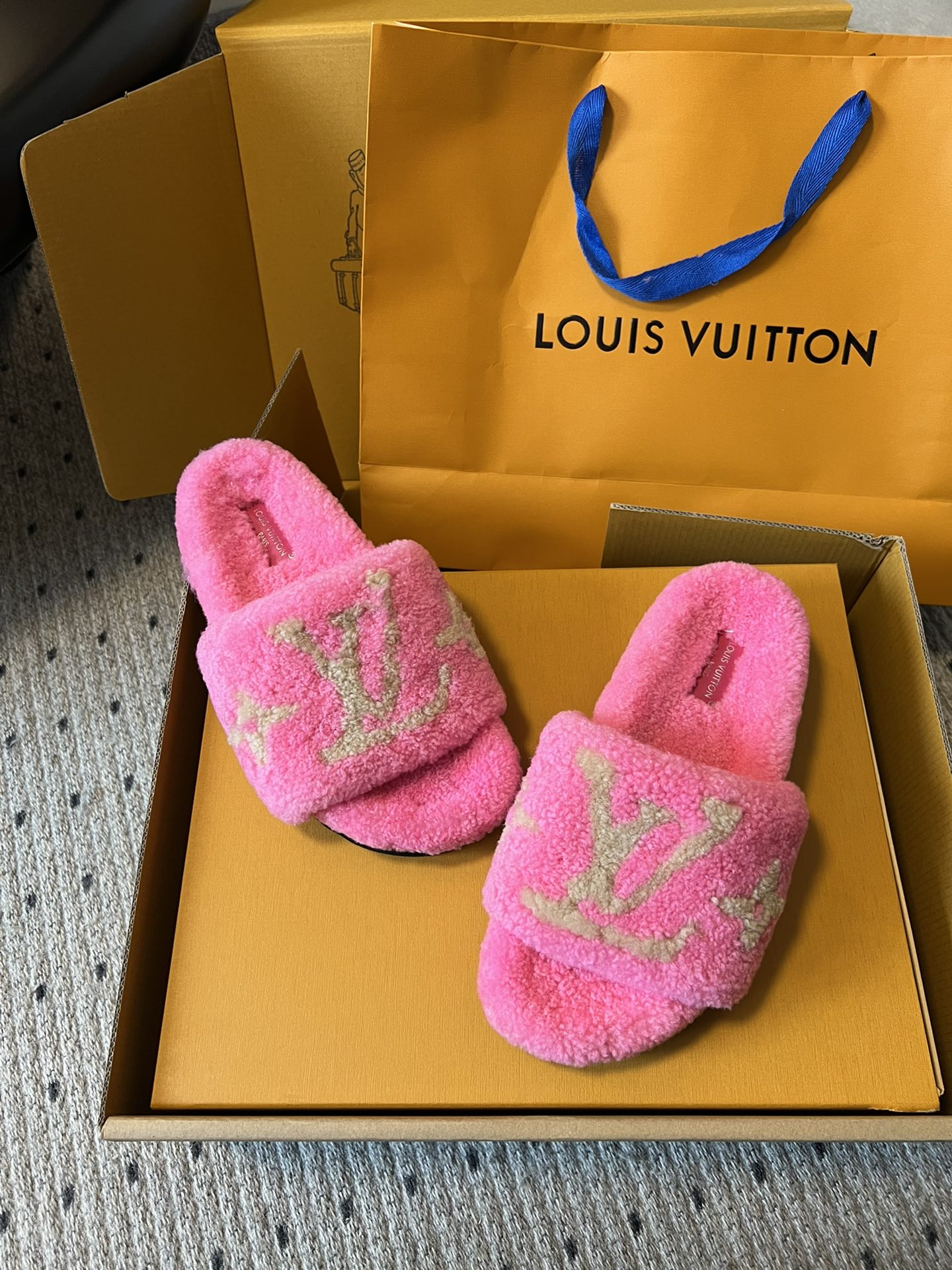 LOUIS VUITTON SLIPPER IN BRIGHT PINK FLEECE WITH CAMEL BEIGE LOGO