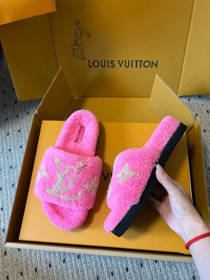 LOUIS VUITTON SLIPPER IN BRIGHT PINK FLEECE WITH CAMEL BEIGE LOGO