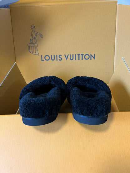 LOUIS VUITTON SLIPPER IN BLACK FLEECE WITH BEIGE LOGO