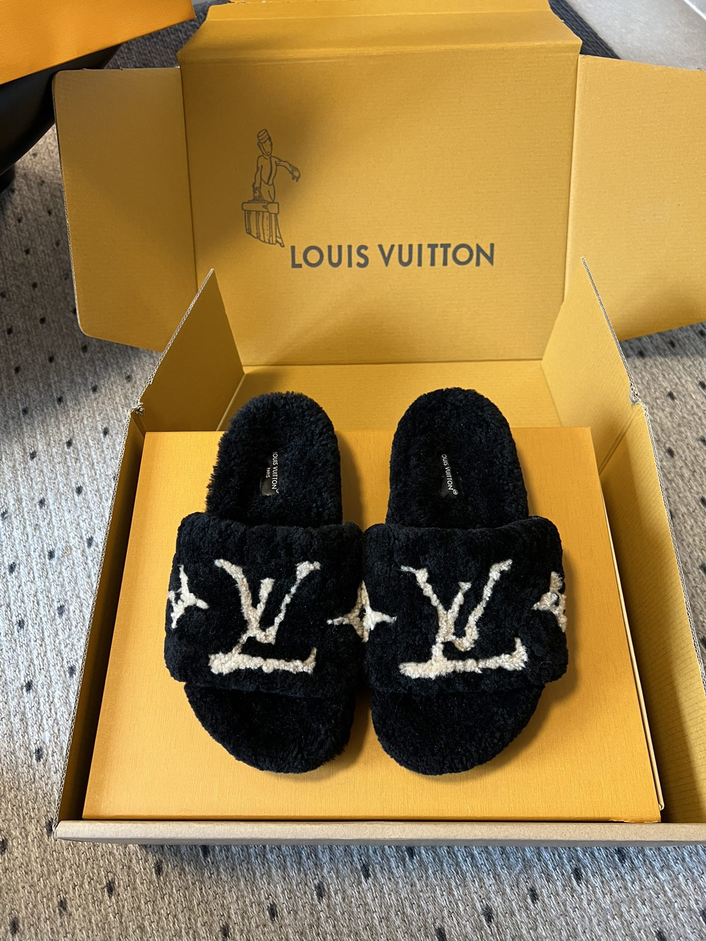LOUIS VUITTON SLIPPER IN BLACK FLEECE WITH BEIGE LOGO