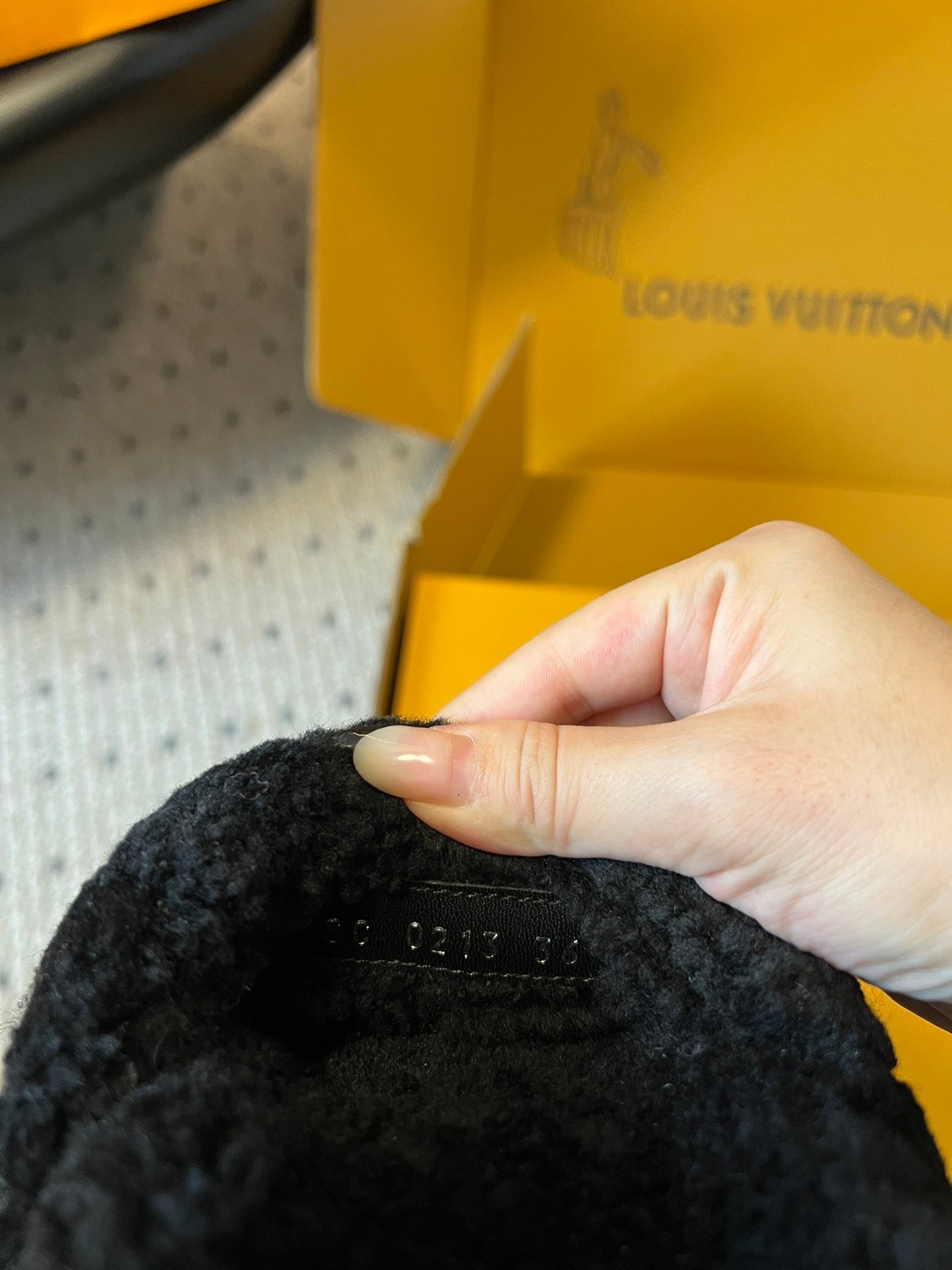 LOUIS VUITTON SLIPPER IN BLACK FLEECE WITH BEIGE LOGO