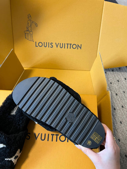 LOUIS VUITTON SLIPPER IN BLACK FLEECE WITH BEIGE LOGO