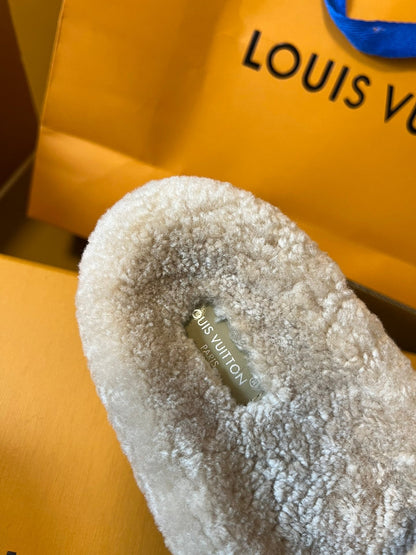 LOUIS VUITTON SLIPPER IN CAMEL BEIGE MIX BLACK FLEECE