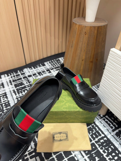 GUCCI LOAFER WITH WEB IN BLACK CALFSKIN