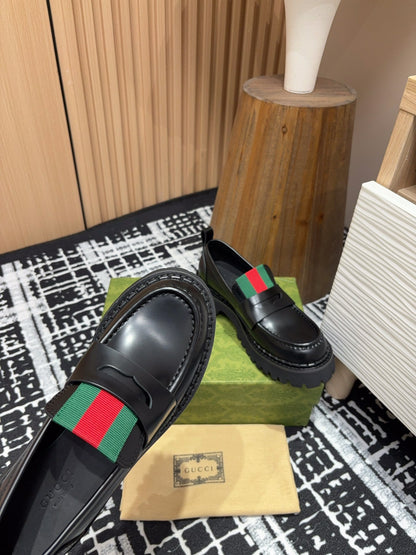 GUCCI LOAFER WITH WEB IN BLACK CALFSKIN
