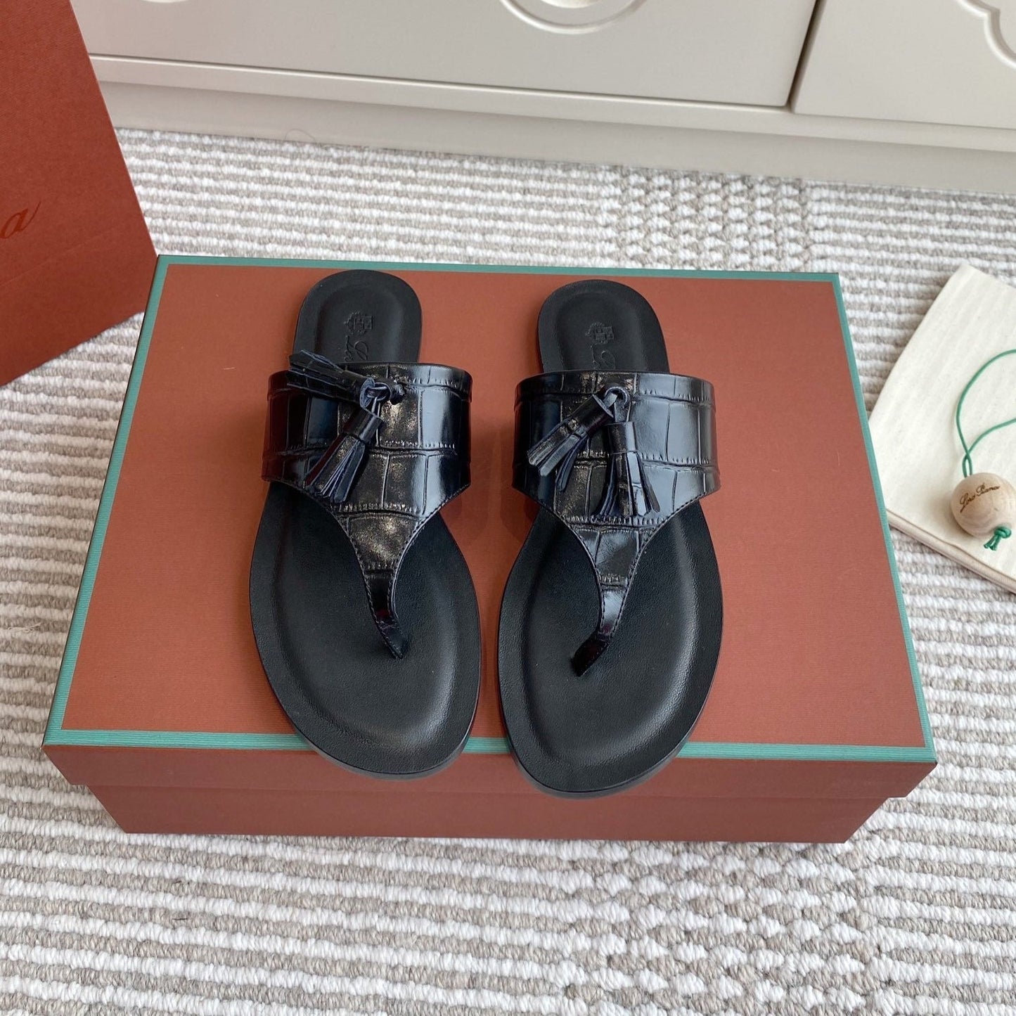 FLIP FLOPS IN BLACK LAMBSKIN SNAKE EMBOSSING