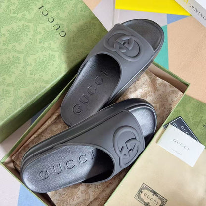 GUCCI EMBOSSED LOGO SLIDE SANDAL IN BLACK RUBBER