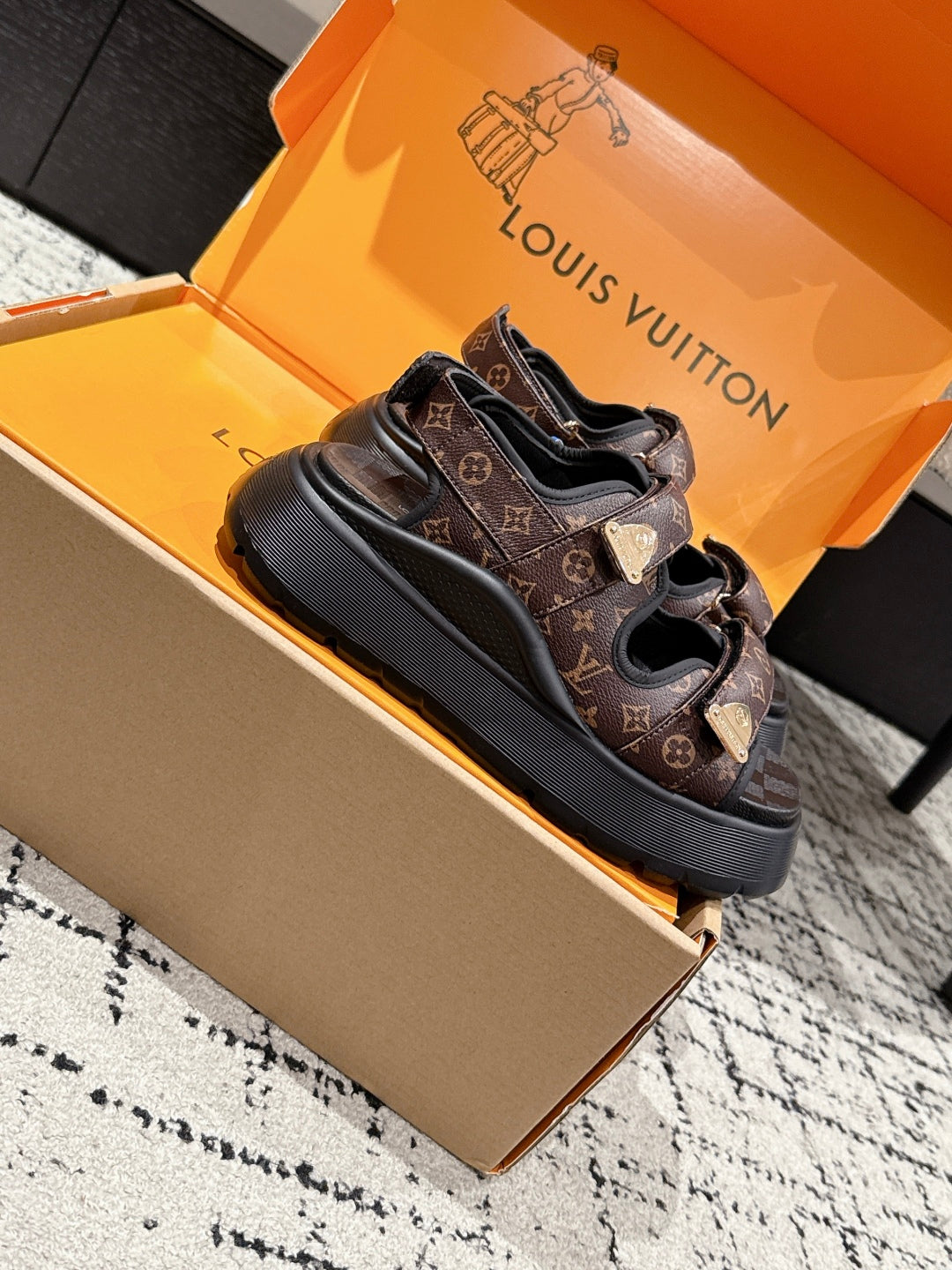 LOUIS VUITTON LV WEDGE SANDALS 25S 55 MM IN BROWN AND BLACK CALFSKIN WITH LOGO PATTERN