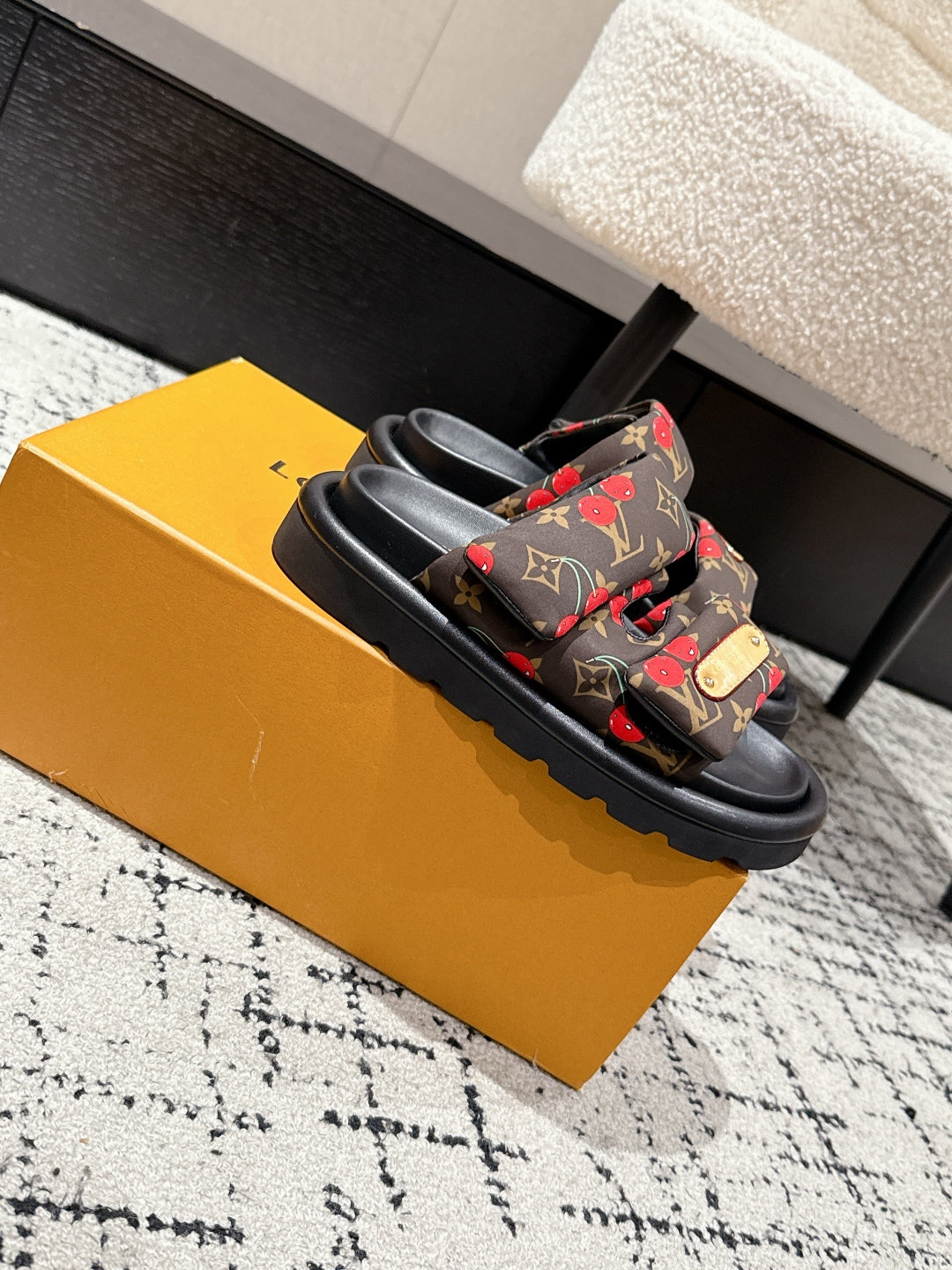 LOUIS VUITTON LV MIAMI-STYLE SANDALS 25S IN BROWN FABRIC AND BLACK CALFSKIN