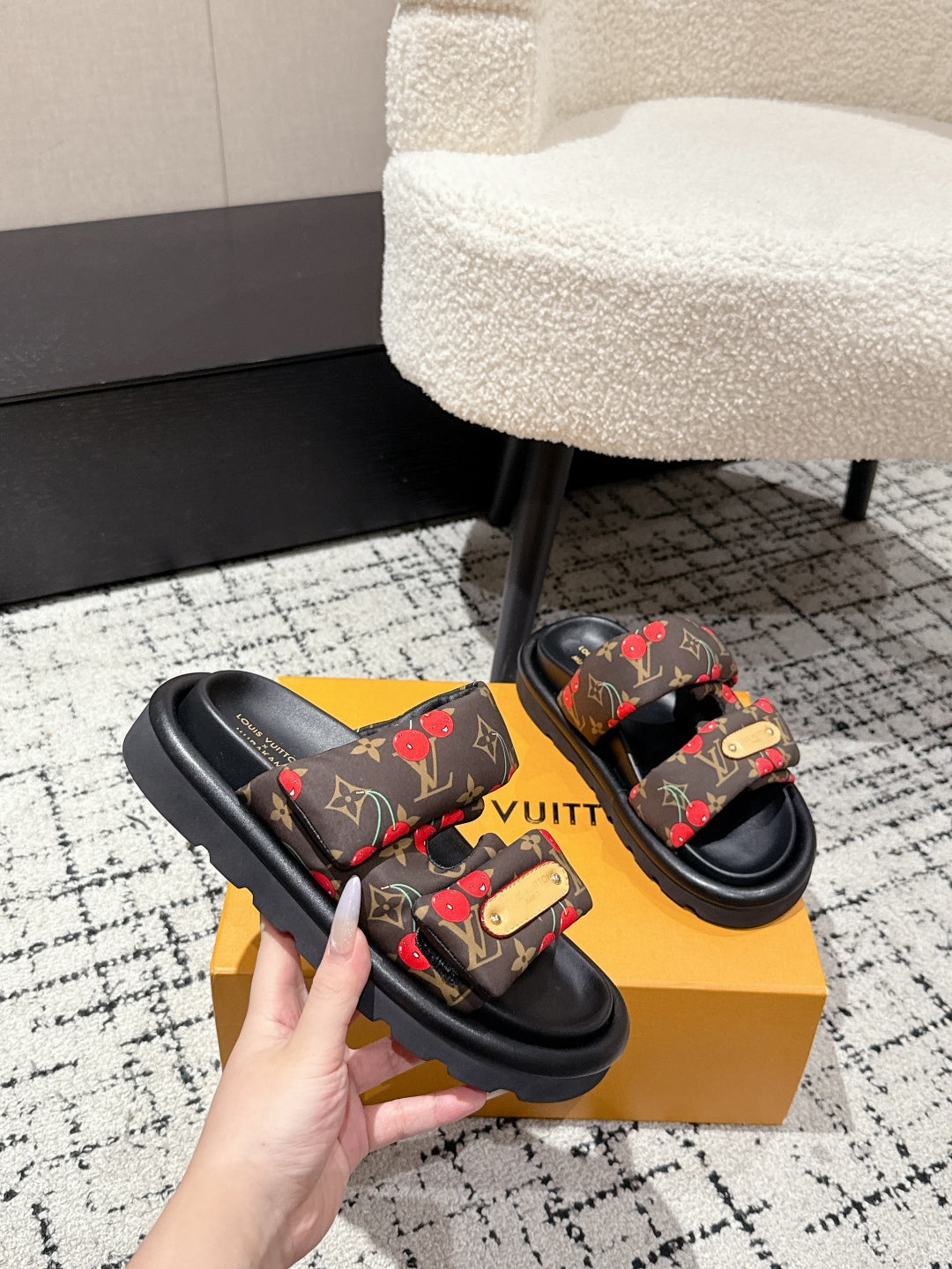 LOUIS VUITTON LV MIAMI-STYLE SANDALS 25S IN BROWN FABRIC AND BLACK CALFSKIN