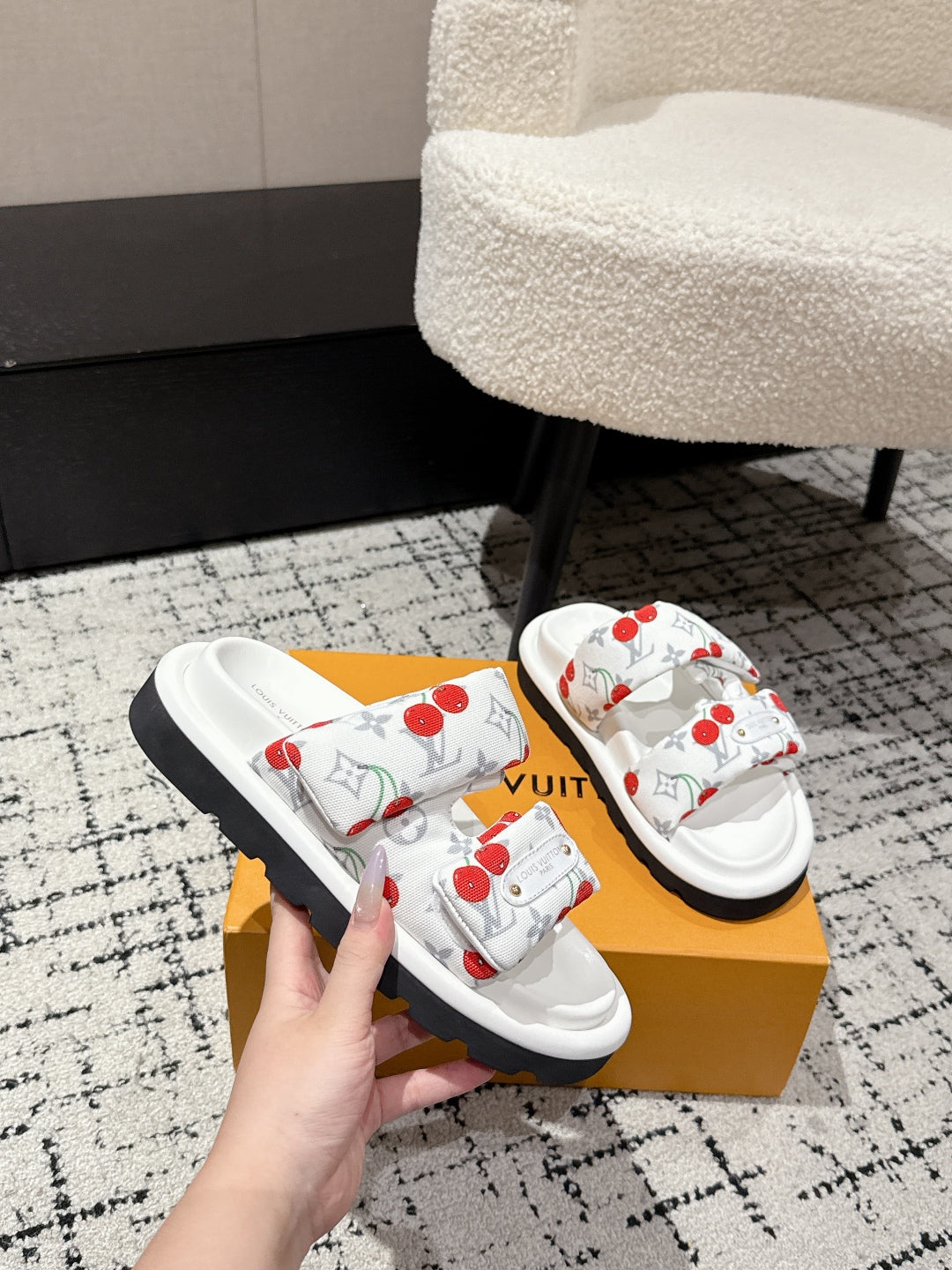 LOUIS VUITTON LV MIAMI-STYLE SANDALS 25S IN WHITE FABRIC AND CALFSKIN