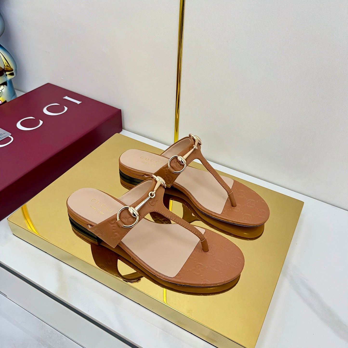 GUCCI THONG SANDALS IN BROWN LAMBSKIN PRINTED LOGO WITH GOLD HARDWARE