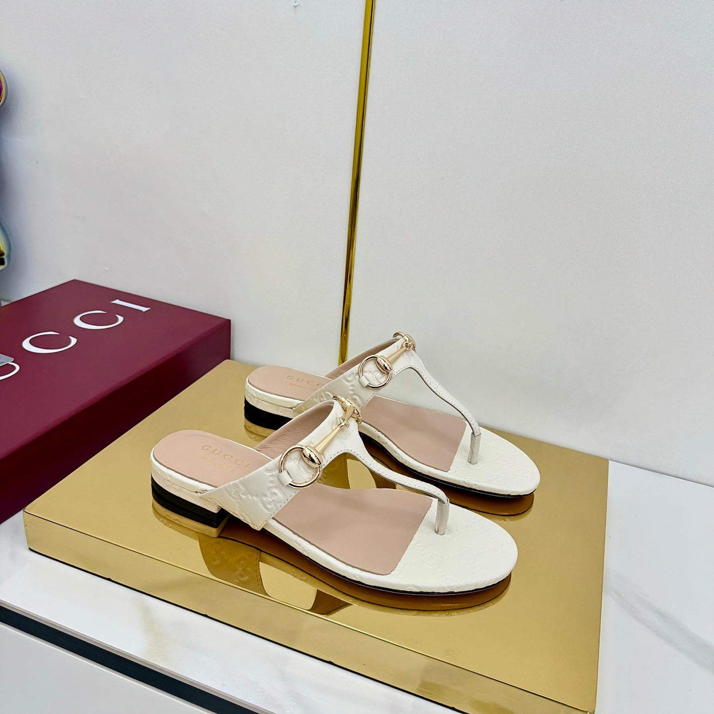 GUCCI THONG SANDALS IN CREAM WHITE LAMBSKIN PRINTED LOGO WITH GOLD HARDWARE