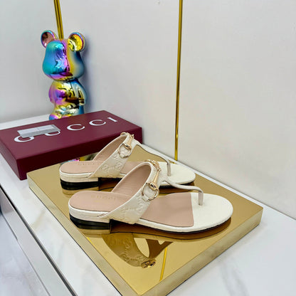 GUCCI THONG SANDALS IN CREAM WHITE LAMBSKIN PRINTED LOGO WITH GOLD HARDWARE