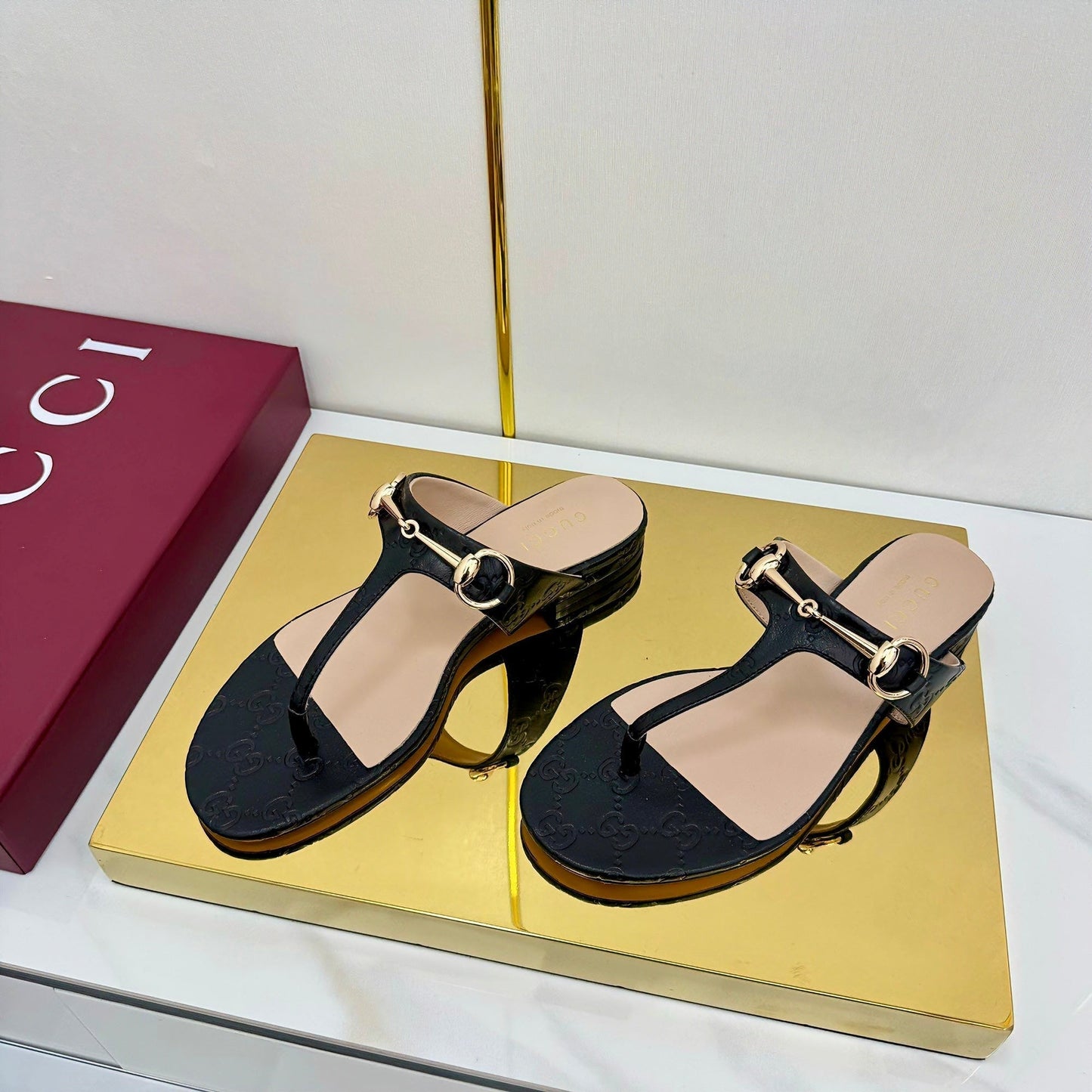 GUCCI THONG SANDALS IN BLACK LAMBSKIN PRINTED LOGO WITH GOLD HARDWARE