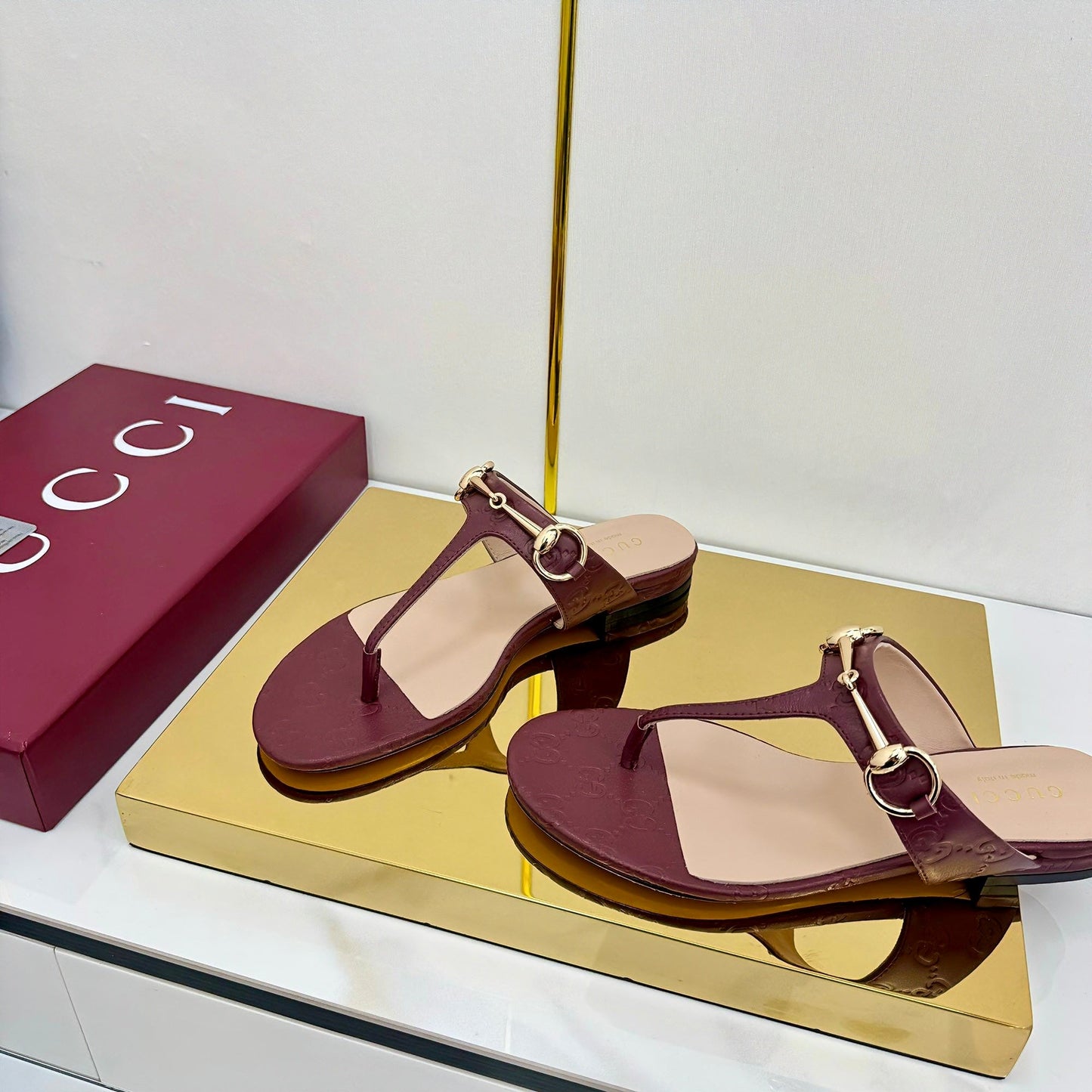GUCCI THONG SANDALS IN RED LAMBSKIN PRINTED LOGO WITH GOLD HARDWARE