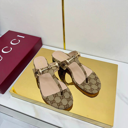 GUCCI THONG SANDALS IN DARK BEIGE FABRIC PRINTED LOGO WITH GOLD HARDWARE