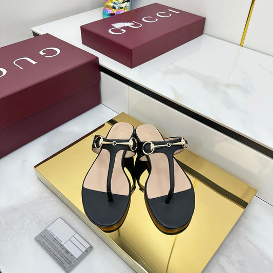 GUCCI THONG SANDALS IN BLACK LAMBSKIN WITH GOLD HARDWARE
