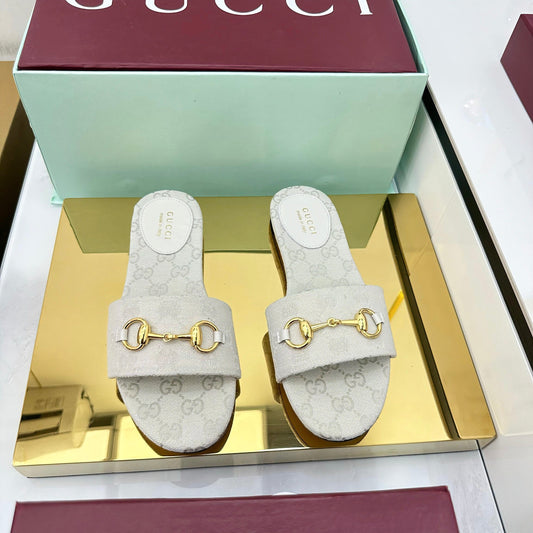 GUCCI SLIDES IN IVORY WITH GOLD HARDWARE