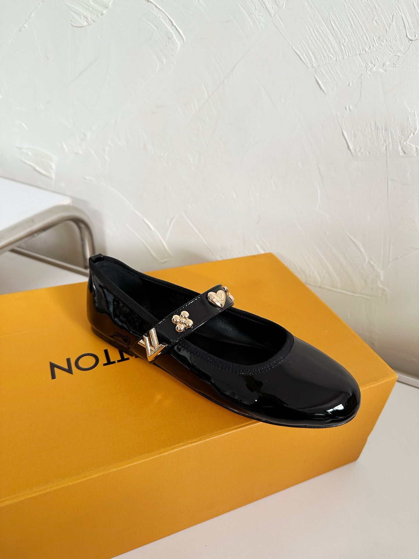 LOUIS VUITTON ROMY FLAT BALLERINA IN BLACK PATENT CALFSKIN