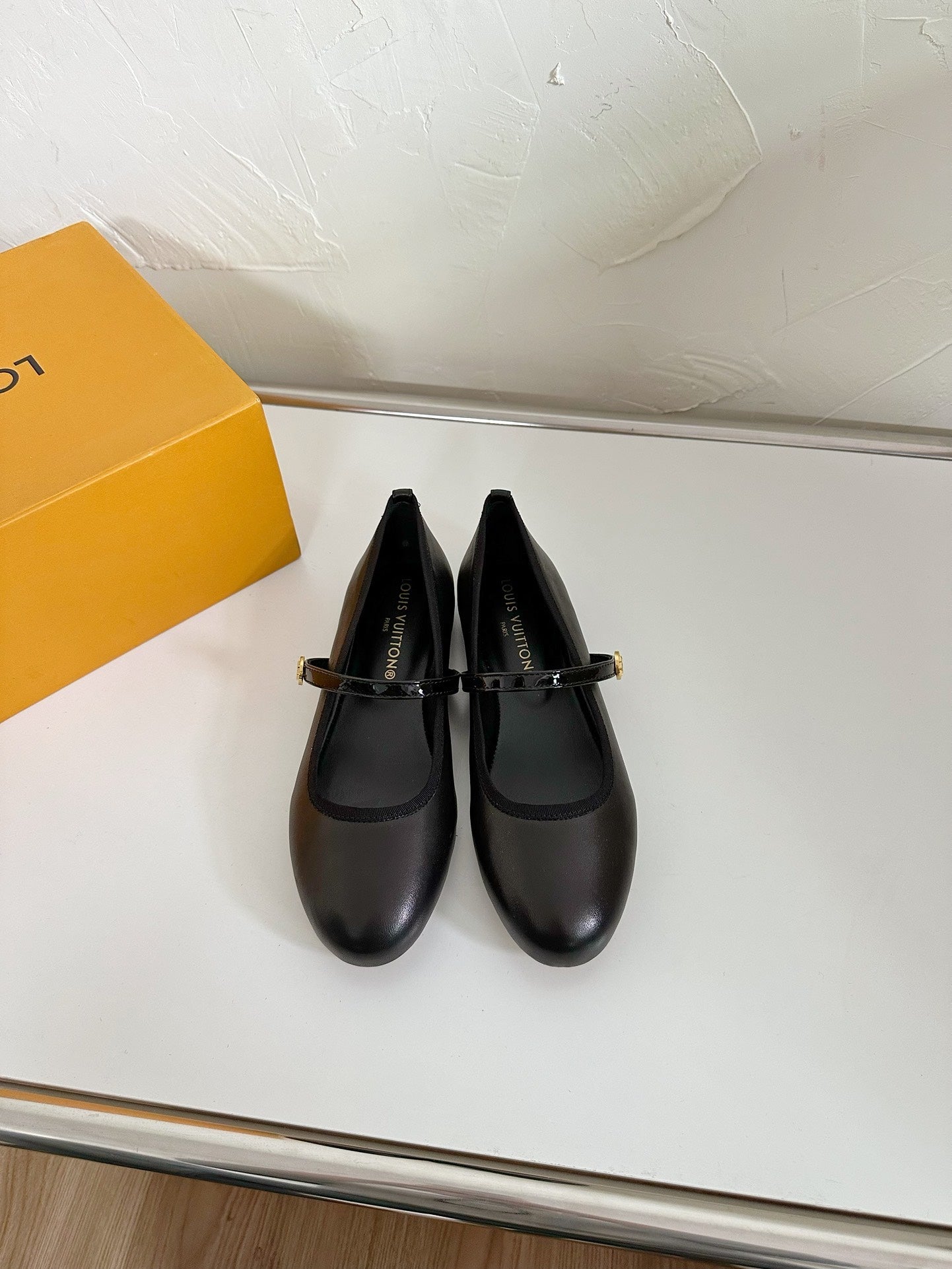 LOUIS VUITTON ROMY FLAT BALLERINA IN BLACK CALFSKIN