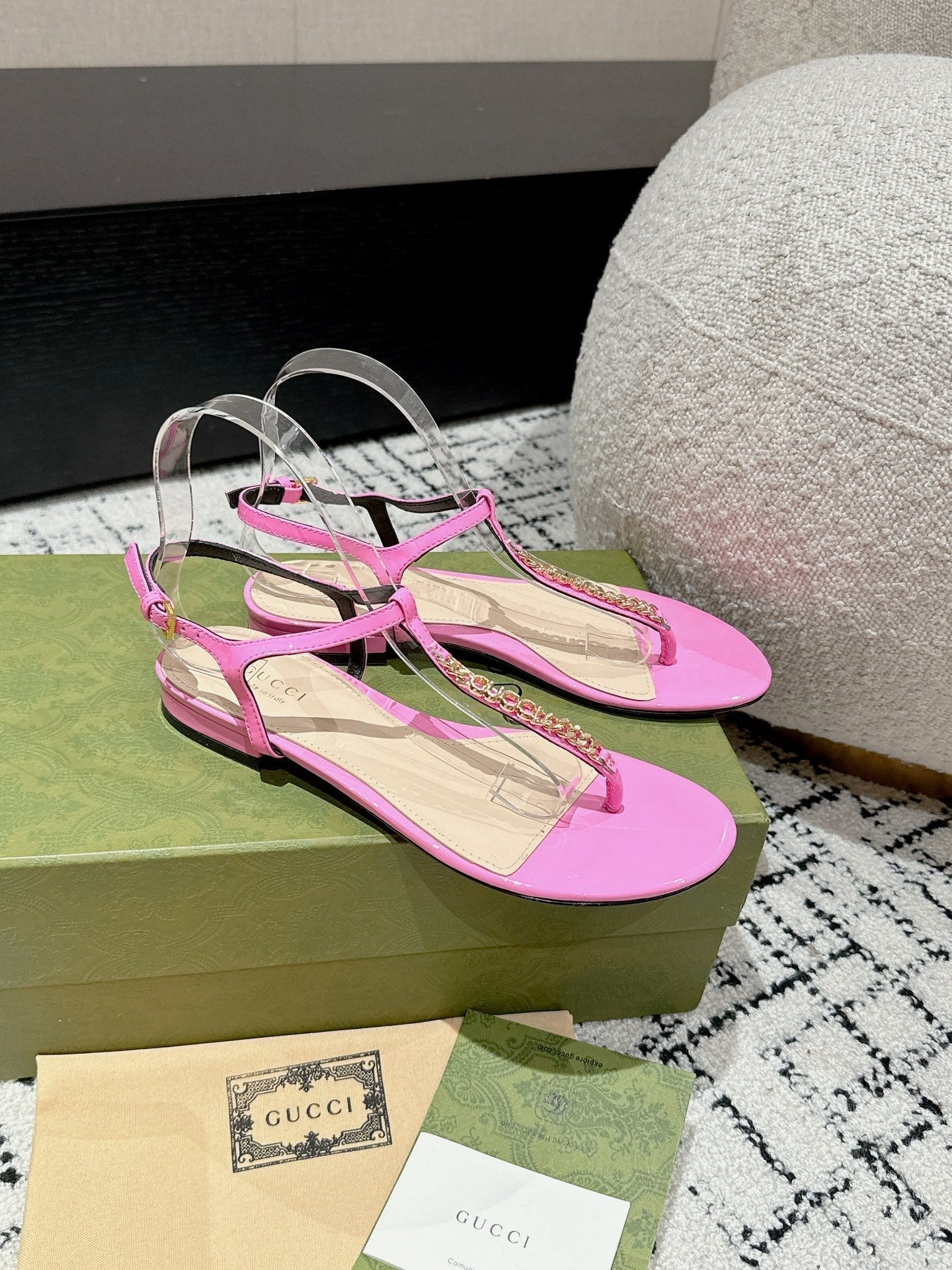 GUCCI THONG SANDAL IN FUSCIA PINK CALFSKIN WITH GOLD HARDWARE