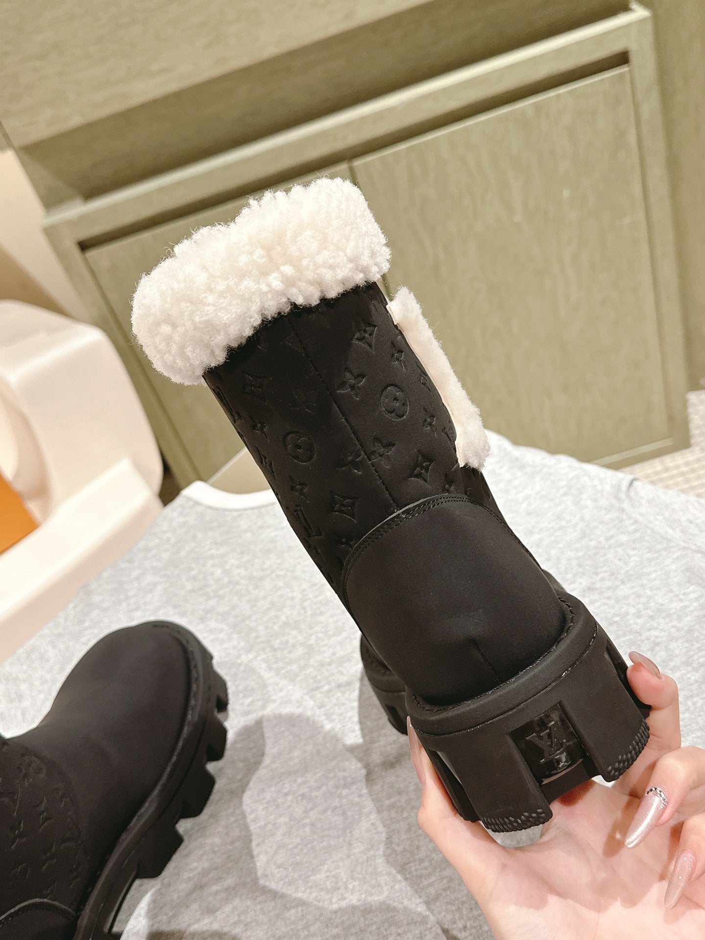 LOUIS VUITTON ANKLE BOOTS IN BLACK EMBOSSED CALFSKIN AND WHITE SHEARLING