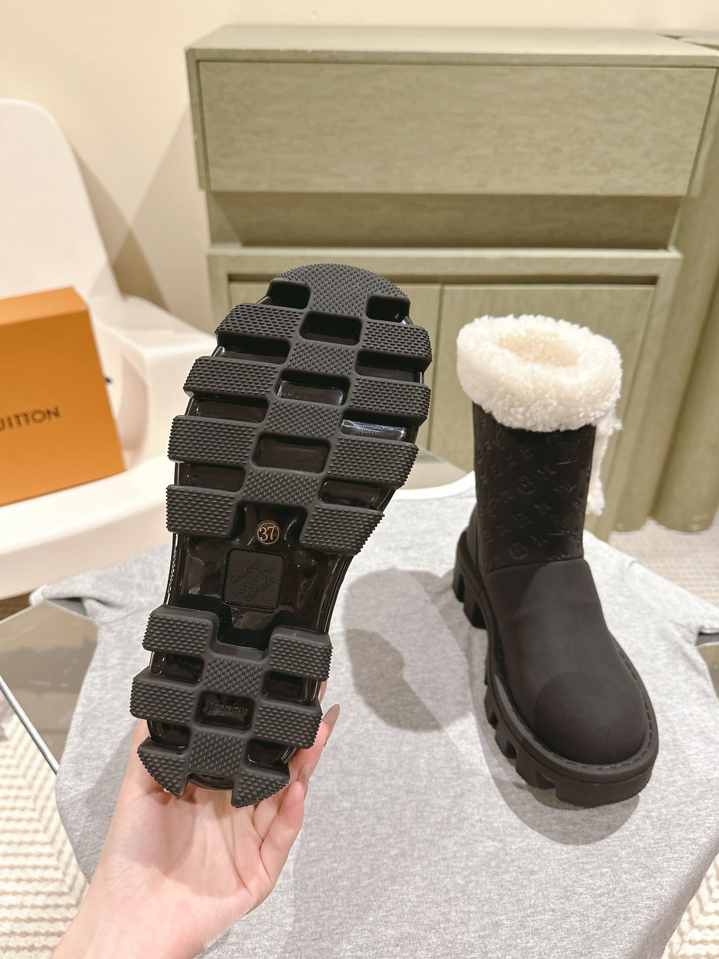 LOUIS VUITTON ANKLE BOOTS IN BLACK EMBOSSED CALFSKIN AND WHITE SHEARLING