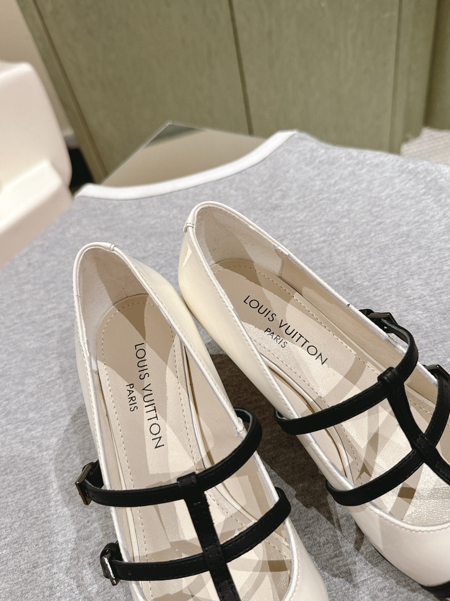 LOUIS VUITTON HIGH PUMP 45MM IN WHITE CALFSKIN WITH BLACK STRAPS