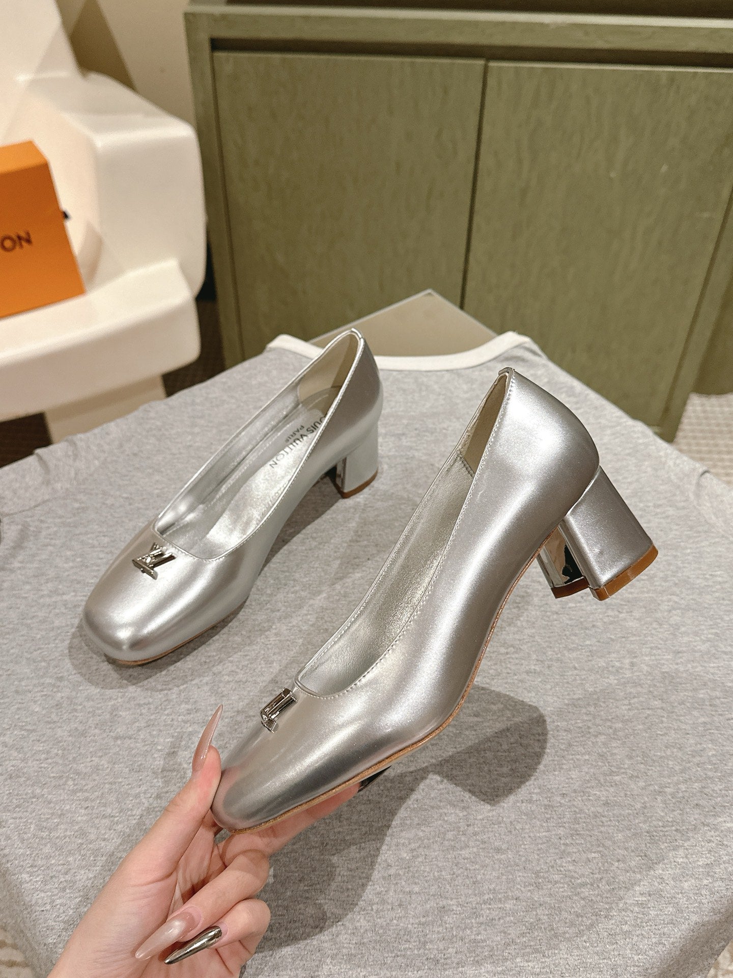 LOUIS VUITTON SWING HIGH PUMP 55 MM IN SILVER PATENT CALFSKIN