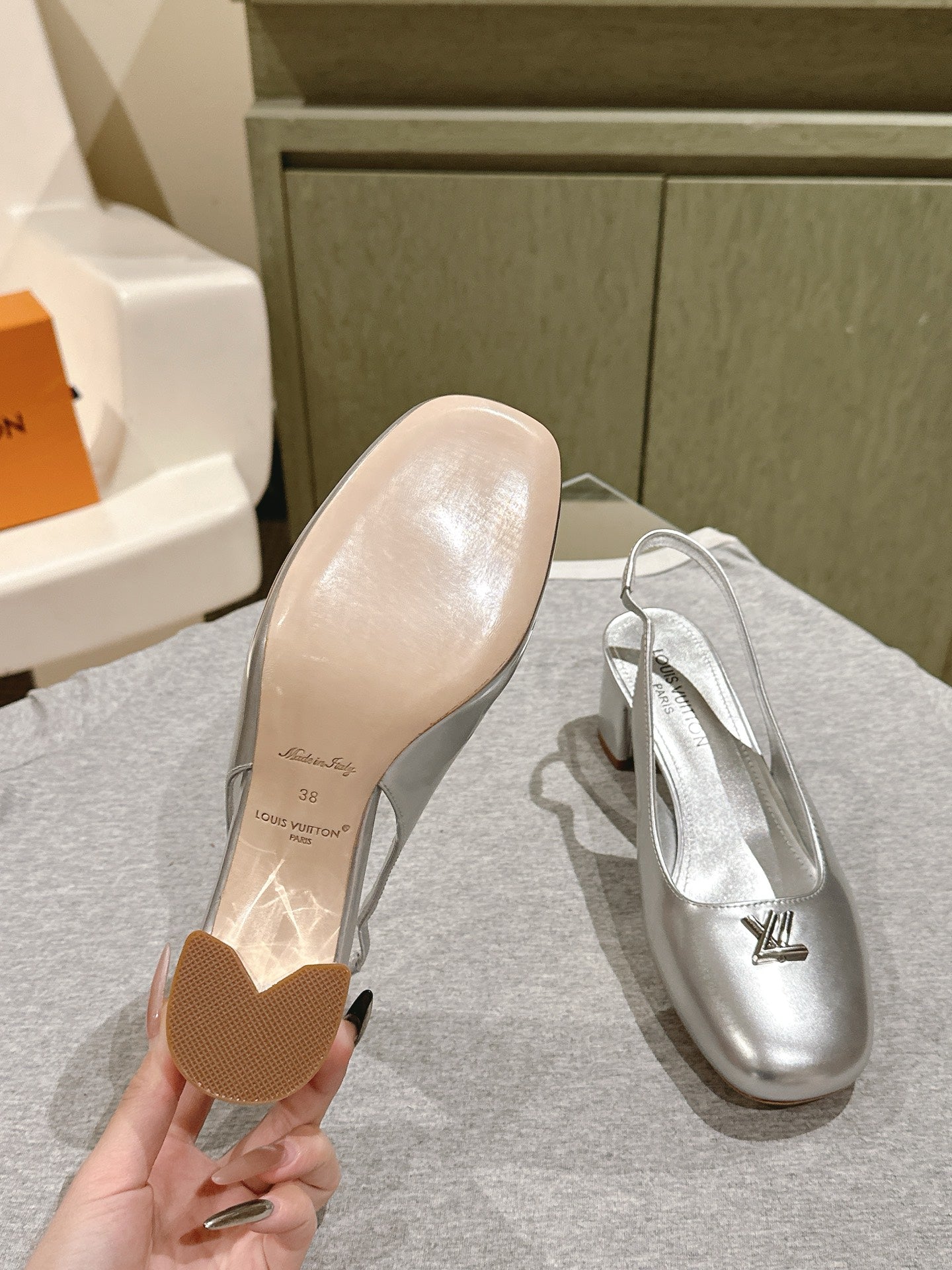 LOUIS VUITTON SWING SLINGBACK PUMP 55 MM IN SILVER CALFSKIN
