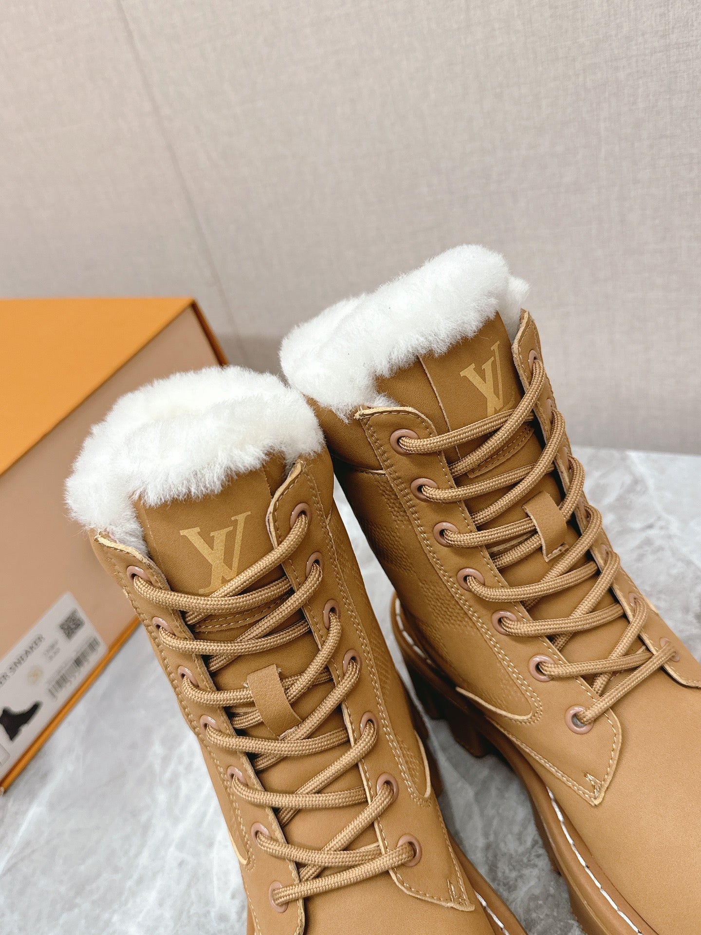 LOUIS VUITTON MARTIN ANKLE BOOTS IN PEANUT BROWN SUEDE AND WHITE SHEARLING LINING