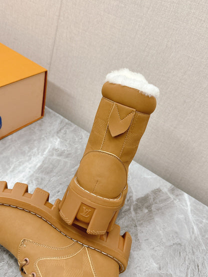 LOUIS VUITTON MARTIN ANKLE BOOTS IN PEANUT BROWN SUEDE AND WHITE SHEARLING LINING