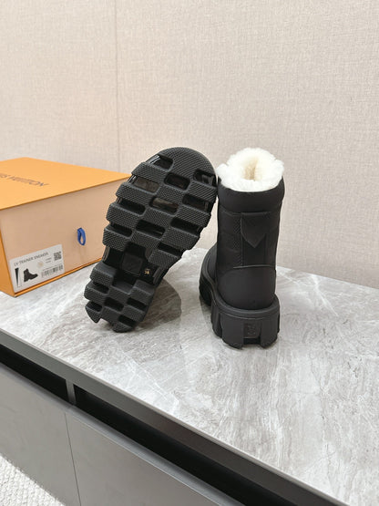 LOUIS VUITTON MARTIN ANKLE BOOTS IN BLACK SUEDE AND WHITE SHEARLING LINING