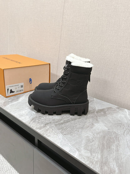 LOUIS VUITTON MARTIN ANKLE BOOTS IN BLACK SUEDE AND WHITE SHEARLING LINING